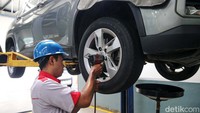 Mekanik mengecek roda kendaraan di Bengkel Wuling Prima Kebon Jeruk.