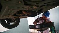 Ada juga mobil yang melakukan penggantian oli.