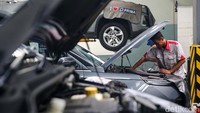 Jika hari biasa, bengkel itu hanya melayani 20-an mobil dalam 1 hari.