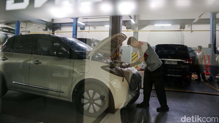 Sejumlah mekanik tegah melakukan servis di Bengkel Wuling Prima Kebon Jeruk, Jakarta Barat, Jumat (5/4/2024). Jelang mudik lebaran, bengkel mobil diserbu para pelanggannya untuk melakukan servis.