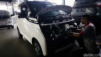 Mekanik melakukan servis mobil di Bengkel Wuling Prima Kebon Jeruk, Jakarta Barat, Jumat (5/4/2024).