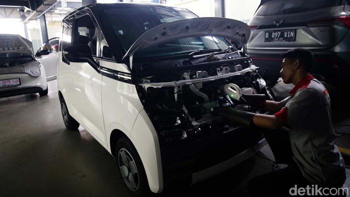 Sejumlah mekanik tegah melakukan servis di Bengkel Wuling Prima Kebon Jeruk, Jakarta Barat, Jumat (5/4/2024). Jelang mudik lebaran, bengkel mobil diserbu para pelanggannya untuk melakukan servis.