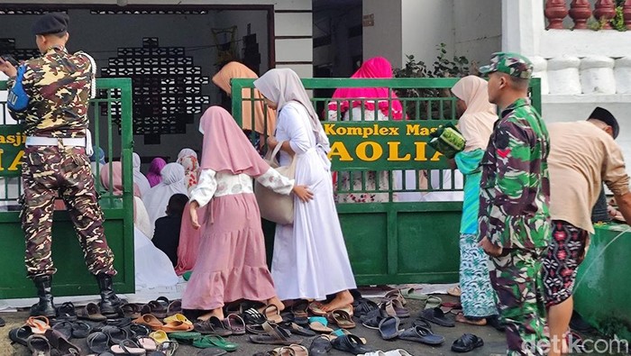 Suasana Masjid Aolia sebelum jemaah Aolia melaksanakan Salat Idul Fitri Jumat (5/4/2024).