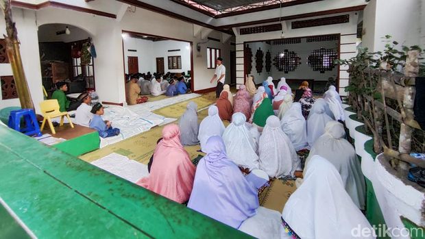 Suasana Masjid Aolia sebelum jemaah Aolia melaksanakan Salat Idul Fitri Jumat (5/4/2024).