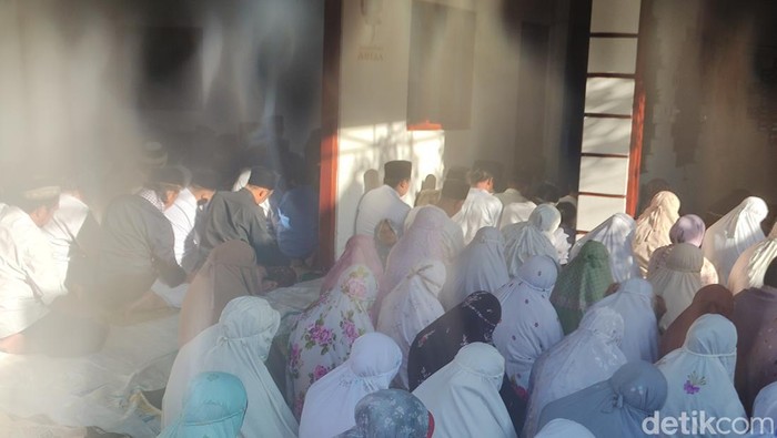 Jemaah Aolia di Padukuhan Panggang III, Kalurahan Giriharjo, Kapanewon Panggang, Kabupaten Gunungkidul.usai Salat Idul Fitri Jumat (5/4/2024).