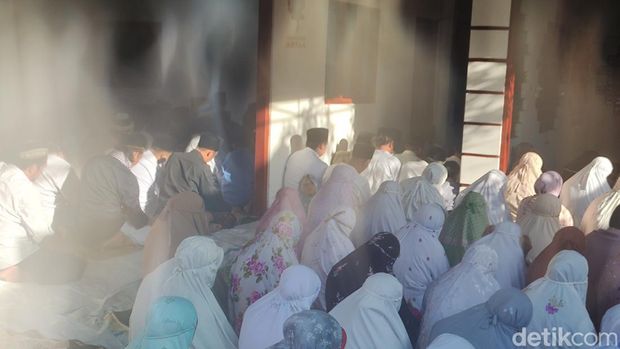 Jemaah Aolia di Padukuhan Panggang III, Kalurahan Giriharjo, Kapanewon Panggang, Kabupaten Gunungkidul.usai Salat Idul Fitri Jumat (5/4/2024).