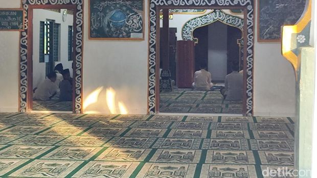 Suasana Masjid Aolia sebelum jemaah Aolia melaksanakan Salat Idul Fitri Jumat (5/4/2024).