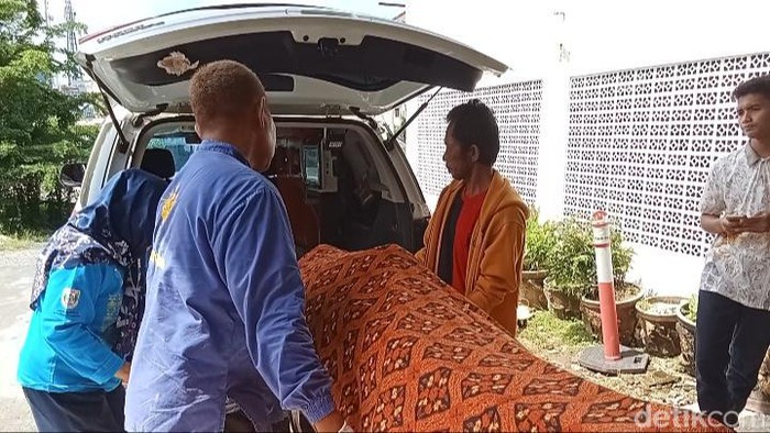 Seorang pencari ikan di Banyuasin, Waris (41), tewas ditikam orang tak dikenal (OTK) di ruang tamu rumahnya, Jumat (5/4/2024). Ia ditemukan tewas dengan darah sudah mengering oleh istrinya.