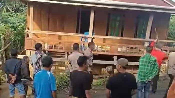 Pria berinisial M (45) di Kabupaten Jeneponto, Sulawesi Selatan (Sulsel) membacok tetangganya bernama Sodding (61) menggunakan parang.