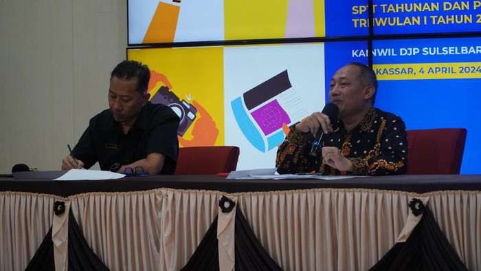 Kabid P2Humas Kanwil DJP Sulselbartra Sunarko (kanan).