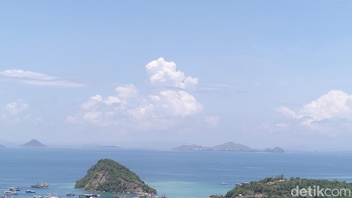 Kapal wisata di perairan Labuan Bajo.