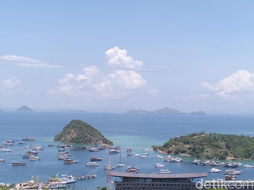 Kapal wisata di perairan Labuan Bajo.