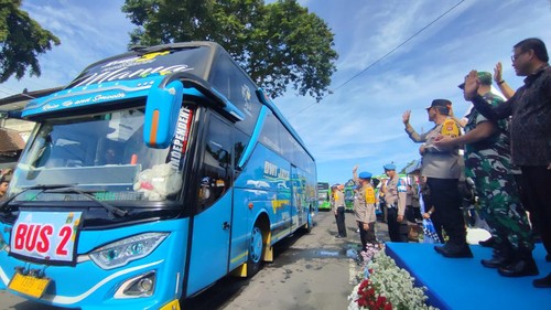 Kapolda Bali Ida Bagus Kade Putra Narendra melepas peserta mudik gratis di Terminal Ubung, Kota Denpasar, Jumat (5/4/2024). (Ahmad Firizqi Irwan/detikBali)