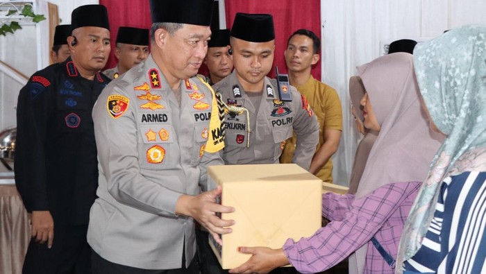 Kapolda Bengkulu yang membagikan 1000 paket sembako bagi warga kurang mampu