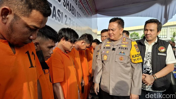 Kapolda Riau Irjen Mohammad Iqbal saat menginterogasi tersangka kasus narkoba. (Raja Adil Siregar/detikSumut)