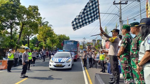 Kapolres Buleleng AKBP Ida Bagus Widwan Sutadi melepas para peserta mudik gratis, Jumat (5/4/2024). Pemudik dikawal menggunakan mobil patwal sampai Pelabuhan Gilimanuk, Jembrana Bali. (Made Wijaya Kusuma/detikBali)