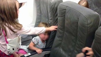 Sepanjang perjalanan dari Seattle ke New York, ada penumpang anak-anak yang sangat ribut. Ini orangtuanya kemana ya? Foto: Reddit via Bored Panda