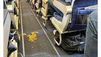 Ada yang menumpahkan nasi di karpet lantai pesawat. Pramugarinya marah tapi tidak ada yang mau mengaku. Foto: jenschap via Bored Panda