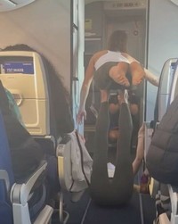 Kelakuan penumpang pesawat ini bikin ngelus dada. Jangan sampai kamu berperilaku seperti ini saat mudik nanti ya, detikers.