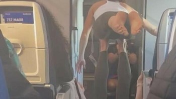 Kok bisa-bisanya yoga di atas pesawat. Kalau ada penumpang atau pramugari mau lewat bagaimana? Foto: influencersinthewild via Bored Panda