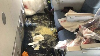 Pesawat dari Montreal, Kanada ke Algeria, Aljazair yang kotor banget. Semua ulah penumpang egois. Foto: DoftheG via Bored Panda