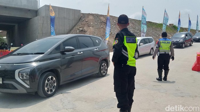 Kendaraan pemudik keluar di Exit Tol Ngawen, Kecamatan Ngawen, Klaten, Jumat (5/4/2024).