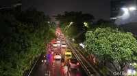 Selain itu, kepadatan juga terjadi di Ahmad Yani Surabaya ke arah timur. Lalin sempat tersendat beberapa saat ketika kereta api melintas.