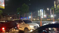 Kepadatan diperparah dengan kondisi cuaca. Sebab, hujan disertai angin kencang melanda kota pahlawan sejak sore hari.