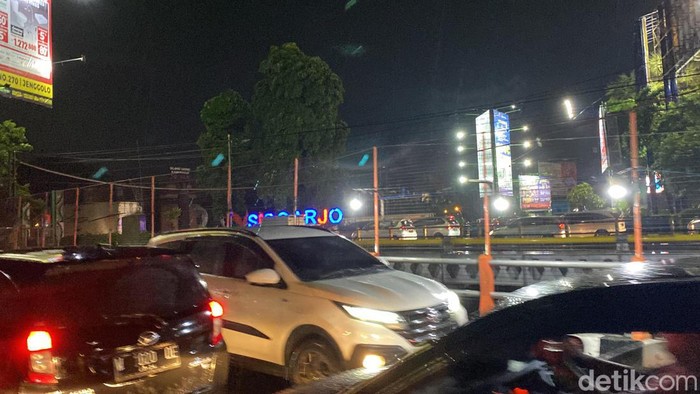 Kepadatan Jalan Ahmad Yani Jelang Long Weekend Lebaran