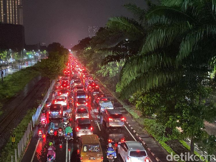 Potret Kepadatan Arus Lalin Surabaya Jelang Akhir Pekan