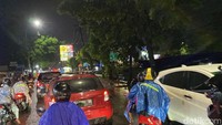 Beberapa pemotor terlihat menggunakan jas hujan dan membawa beberapa benda di jok belakang motor. Terutama, pemotor dari arah utara menuju selatan.