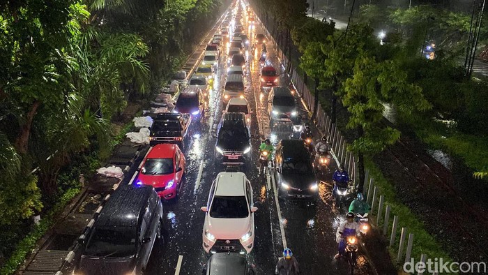 Kepadatan Jalan Ahmad Yani Jelang Long Weekend Lebaran
