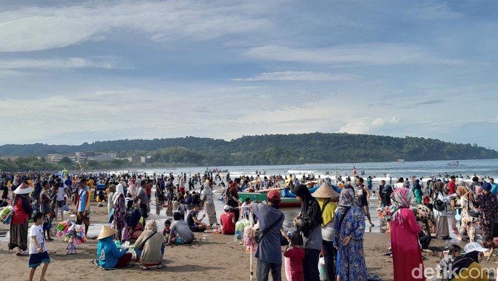 Keramaian Pantai Pangandaran saat musim liburan