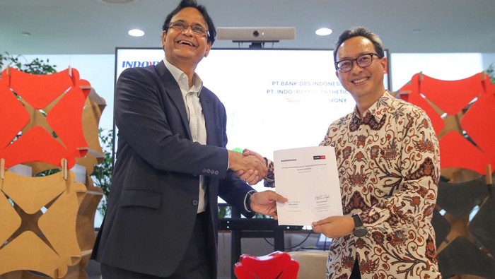(Ki-ka) Presiden Direktur Indorama Vishnu Swaroop Baldwa dan Managing Director, Head of Group Strategy, Transformation, Analytics & Research PT Bank DBS Indonesia Bimo Notowidigdo menandatangani fasilitas kredit antara PT Indo-Rama Synthetics Tbk (Indorama) dengan PT DBS Bank Indonesia di Jakarta, Kamis (4/4/2024).