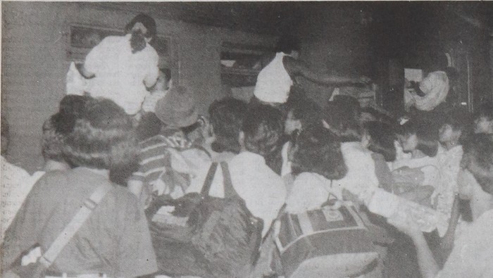 Foto pemudik di Stasiun KA Cepu (Bernas/hoe). Koran BERNAS edisi Senin Wage, 21 Maret 1994. Diakses dari Monumen Pers Solo pada Kamis (4/4/2024).