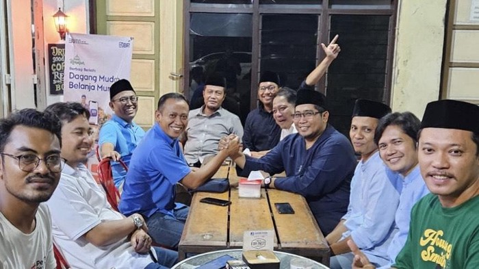 Ketua Gelora Sulsel (kiri) salam komando dengan Ketua Gelora Parepare Asy’ari di salah satu cafe di Parepare.