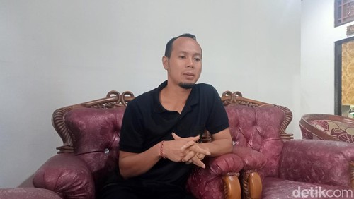 Ketua KPU Bangli I Kadek Adiawan saat ditemui detikBali di kantornya, Kamis (4/4/2024). (Agus Eka/detikBali)