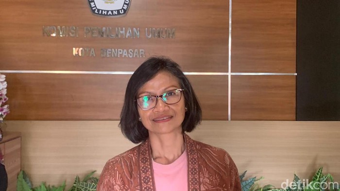 Ketua KPU Denpasar, Dewa Ayu Sekar Anggaraeni di kantor KPU Denpasar, Jumat (5/4/2024). (Rizki Setyo Samudero)