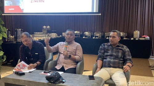 Ketua KPU Provinsi Bali I Dewa Agung Gede Lidartawan saat memaparkan hasil pemilu 2024 dan persiapan Pilkada Bali di Denpasar, Jumat (5/4/2024). (Foto: Rizki Setyo Samudero/detikBali)