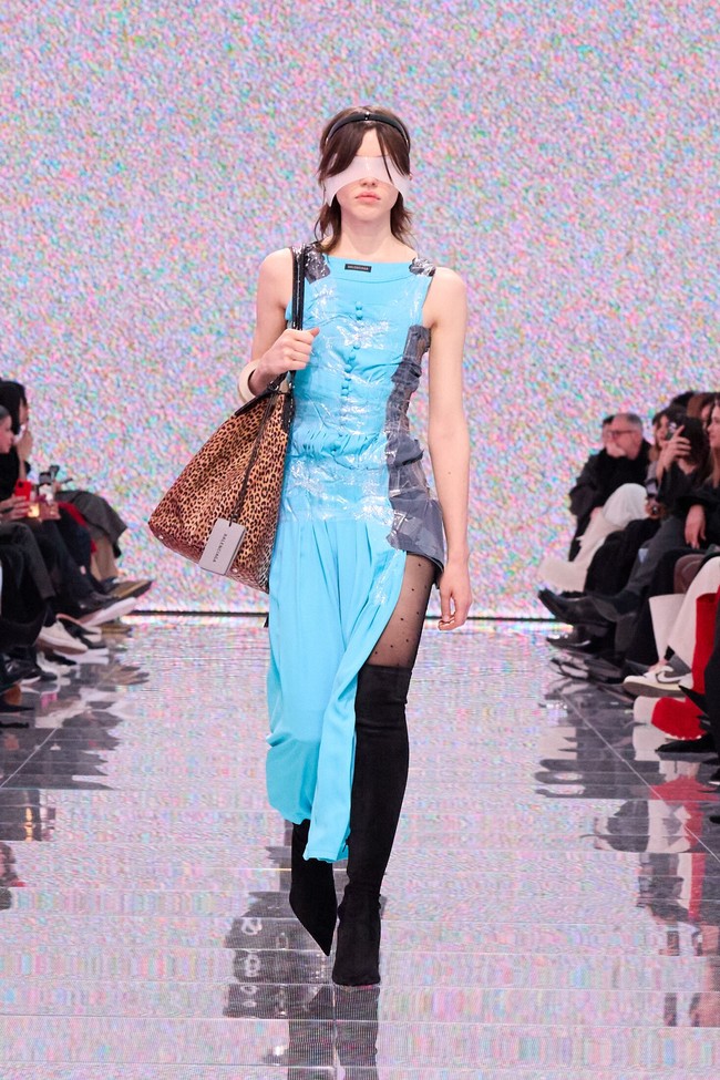 Apa arti kemewahan sesungguhnya? Pertanyaan tersebut berkecamuk di benak Demna, desainer Balenciaga. Ia kemudian mencoba menjawabnya di koleksi Winter 2024 yang sekali lagi mendisrupsi dunia maya. Inilah koleksi terbaru Balenciaga Winter 2024 di Paris Fashion Week 2024, Minggu [4/3/2024].  Foto: Dok. Balenciaga.