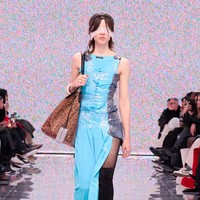 Apa arti kemewahan sesungguhnya? Pertanyaan tersebut berkecamuk di benak Demna, desainer Balenciaga. Ia kemudian mencoba menjawabnya di koleksi Winter 2024 yang sekali lagi mendisrupsi dunia maya. Inilah koleksi terbaru Balenciaga Winter 2024 di Paris Fashion Week 2024, Minggu [4/3/2024].  Foto: Dok. Balenciaga.