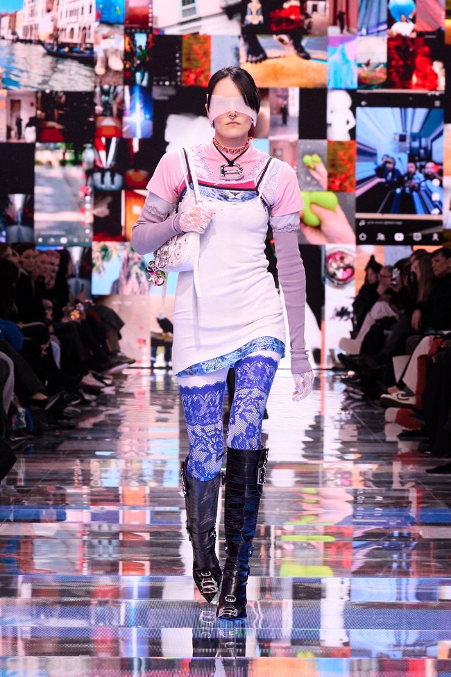 Apa arti kemewahan sesungguhnya? Pertanyaan tersebut berkecamuk di benak Demna, desainer Balenciaga. Ia kemudian mencoba menjawabnya di koleksi Winter 2024 yang sekali lagi mendisrupsi dunia maya. Inilah koleksi terbaru Balenciaga Winter 2024 di Paris Fashion Week 2024, Minggu [4/3/2024].  Foto: Dok. Balenciaga.