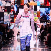 Apa arti kemewahan sesungguhnya? Pertanyaan tersebut berkecamuk di benak Demna, desainer Balenciaga. Ia kemudian mencoba menjawabnya di koleksi Winter 2024 yang sekali lagi mendisrupsi dunia maya. Inilah koleksi terbaru Balenciaga Winter 2024 di Paris Fashion Week 2024, Minggu [4/3/2024].  Foto: Dok. Balenciaga.