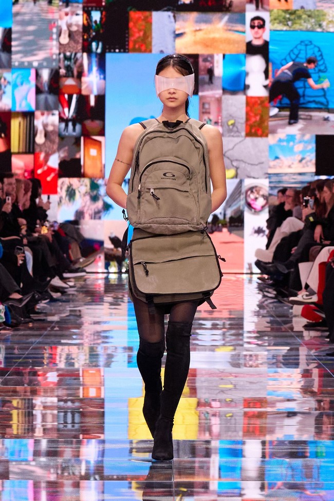 Apa arti kemewahan sesungguhnya? Pertanyaan tersebut berkecamuk di benak Demna, desainer Balenciaga. Ia kemudian mencoba menjawabnya di koleksi Winter 2024 yang sekali lagi mendisrupsi dunia maya. Inilah koleksi terbaru Balenciaga Winter 2024 di Paris Fashion Week 2024, Minggu [4/3/2024]. Foto: Dok. Balenciaga.