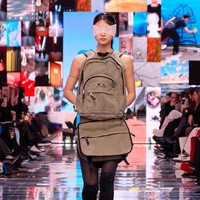 Apa arti kemewahan sesungguhnya? Pertanyaan tersebut berkecamuk di benak Demna, desainer Balenciaga. Ia kemudian mencoba menjawabnya di koleksi Winter 2024 yang sekali lagi mendisrupsi dunia maya. Inilah koleksi terbaru Balenciaga Winter 2024 di Paris Fashion Week 2024, Minggu [4/3/2024]. Foto: Dok. Balenciaga.