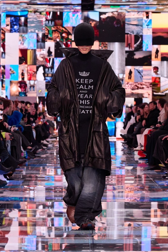 Apa arti kemewahan sesungguhnya? Pertanyaan tersebut berkecamuk di benak Demna, desainer Balenciaga. Ia kemudian mencoba menjawabnya di koleksi Winter 2024 yang sekali lagi mendisrupsi dunia maya. Inilah koleksi terbaru Balenciaga Winter 2024 di Paris Fashion Week 2024, Minggu [4/3/2024].  Foto: Dok. Balenciaga.