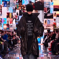 Apa arti kemewahan sesungguhnya? Pertanyaan tersebut berkecamuk di benak Demna, desainer Balenciaga. Ia kemudian mencoba menjawabnya di koleksi Winter 2024 yang sekali lagi mendisrupsi dunia maya. Inilah koleksi terbaru Balenciaga Winter 2024 di Paris Fashion Week 2024, Minggu [4/3/2024].  Foto: Dok. Balenciaga.