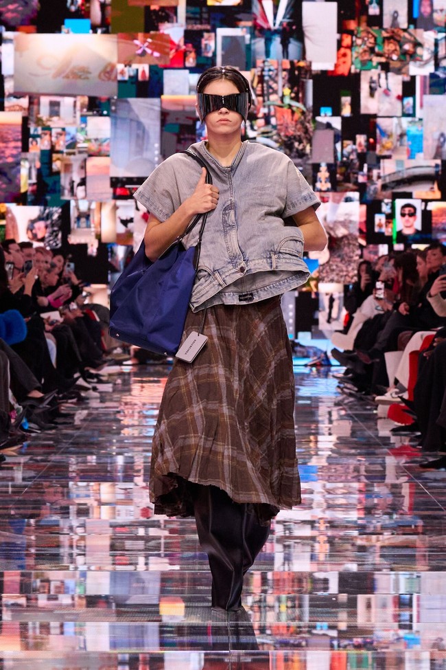Apa arti kemewahan sesungguhnya? Pertanyaan tersebut berkecamuk di benak Demna, desainer Balenciaga. Ia kemudian mencoba menjawabnya di koleksi Winter 2024 yang sekali lagi mendisrupsi dunia maya. Inilah koleksi terbaru Balenciaga Winter 2024 di Paris Fashion Week 2024, Minggu [4/3/2024].  Foto: Dok. Balenciaga.
