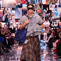 Apa arti kemewahan sesungguhnya? Pertanyaan tersebut berkecamuk di benak Demna, desainer Balenciaga. Ia kemudian mencoba menjawabnya di koleksi Winter 2024 yang sekali lagi mendisrupsi dunia maya. Inilah koleksi terbaru Balenciaga Winter 2024 di Paris Fashion Week 2024, Minggu [4/3/2024].  Foto: Dok. Balenciaga.