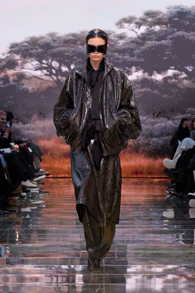 Apa arti kemewahan sesungguhnya? Pertanyaan tersebut berkecamuk di benak Demna, desainer Balenciaga. Ia kemudian mencoba menjawabnya di koleksi Winter 2024 yang sekali lagi mendisrupsi dunia maya. Inilah koleksi terbaru Balenciaga Winter 2024 di Paris Fashion Week 2024, Minggu [4/3/2024].  Foto: Dok. Balenciaga.